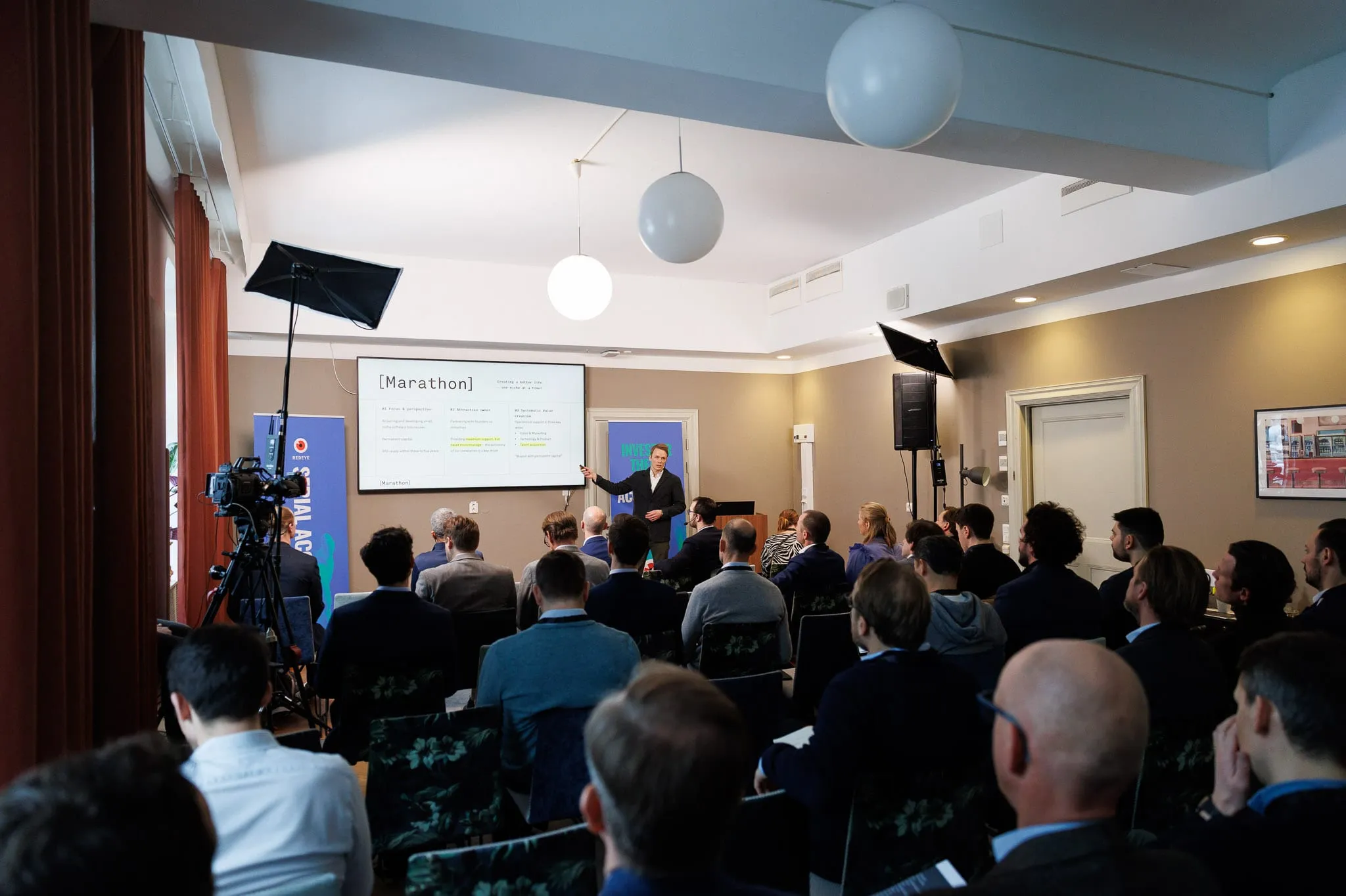 Richard Treffner presenterar Marathon Software inför publiken på Redeyes event Serial Acquirers